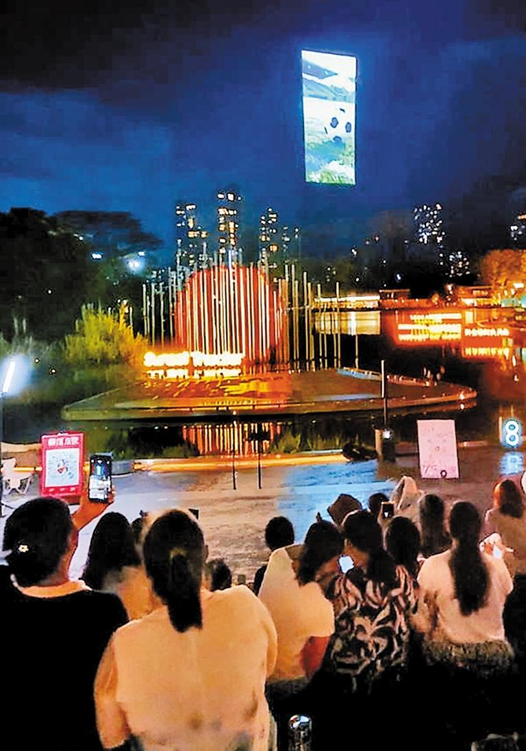 当晚开展表, 感受, 了商业街区