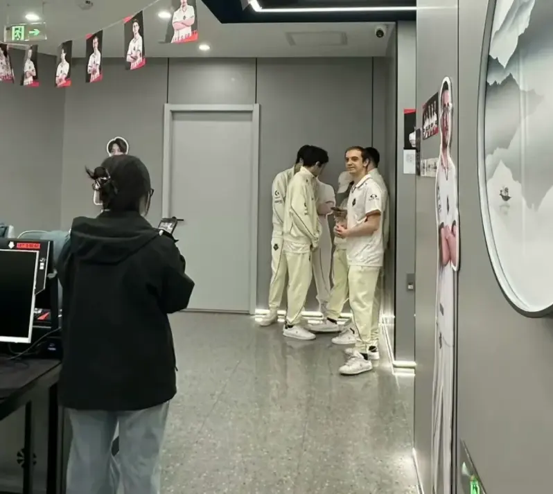 一家网吧内, 吧进行日常